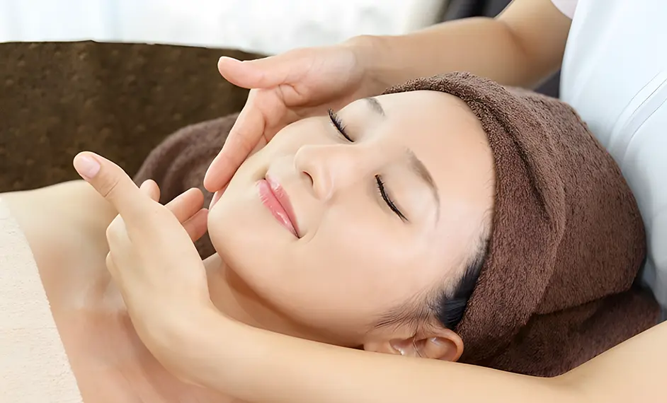 フェイシャルマッサージの様子